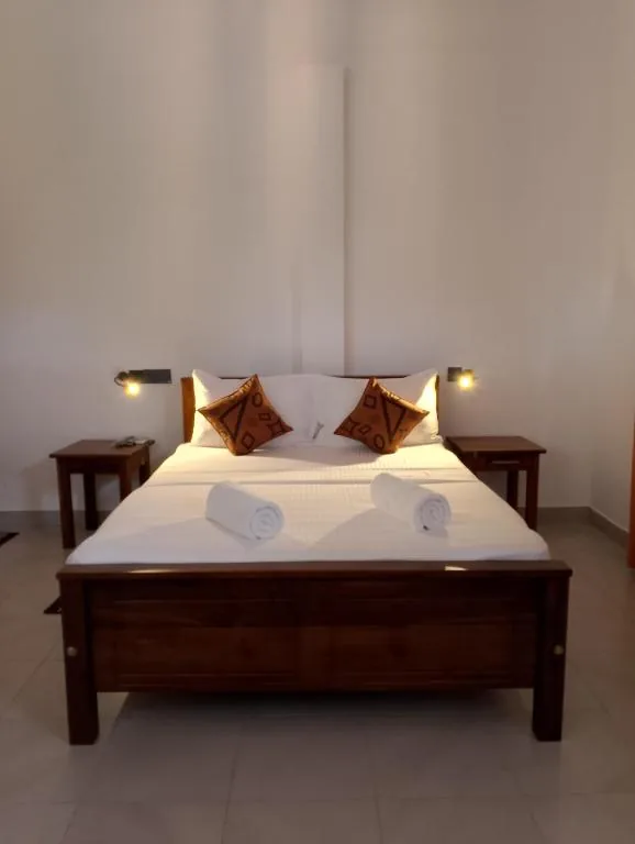 Front-facing room bed view