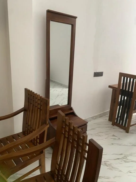 Mirror and seating area in the room