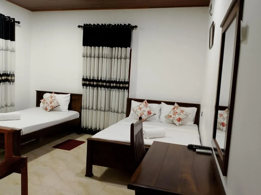 Deluxe Triple Room with beds and desk